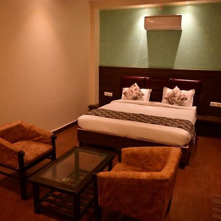 Hotel Gayatri Palace Лакхнау Экстерьер фото