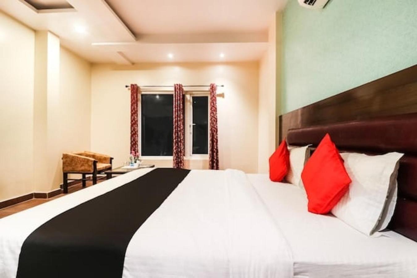 Hotel Gayatri Palace Лакхнау Экстерьер фото