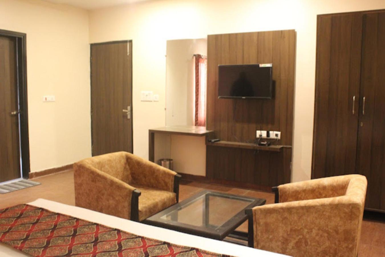 Hotel Gayatri Palace Лакхнау Экстерьер фото