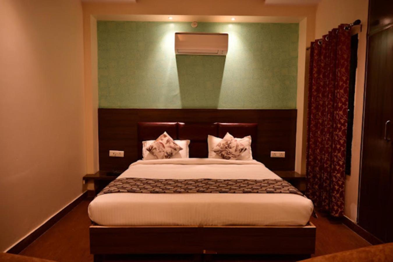 Hotel Gayatri Palace Лакхнау Экстерьер фото