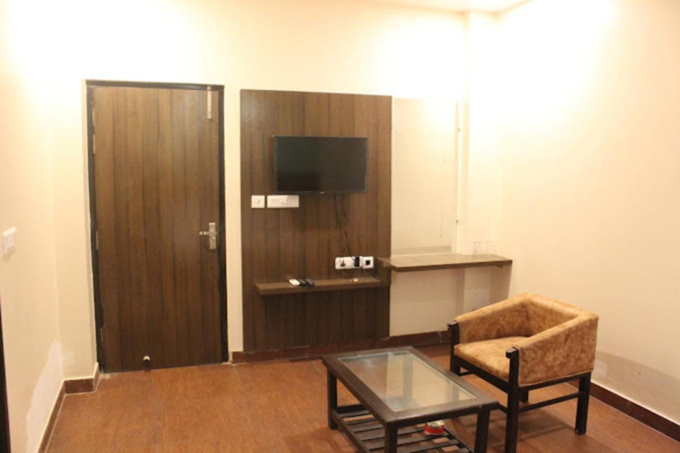 Hotel Gayatri Palace Лакхнау Экстерьер фото