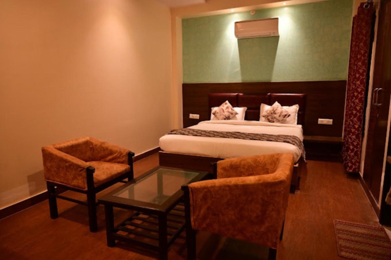 Hotel Gayatri Palace Лакхнау Экстерьер фото