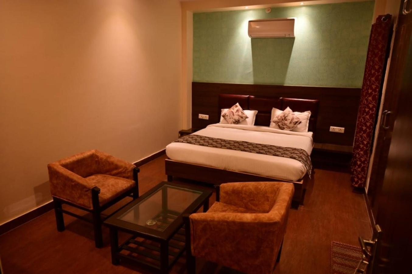 Hotel Gayatri Palace Лакхнау Экстерьер фото
